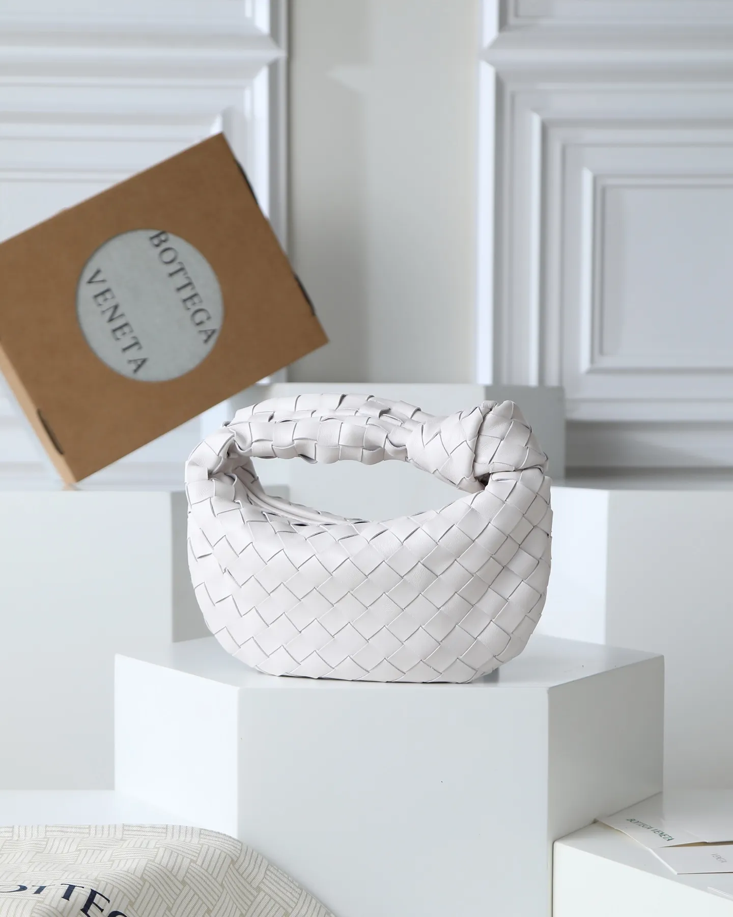 800. Bottega veneta͙.——-The latest braided and knotted hobo🔥 The top-grade lambskin leather is very soft, the bag shape is unique, practical and durable. It retains the traditional weaving elements while being a bit more flamboyant ~ Made of hand-woven sheepskin, zipper opening and closing, curved seamless structure, effortless to match. Highly recommended⚠️⚠️⚠️ The most high-end in the market🌈Welcome to compare [Factory complete package] size: 23x15x5cm.   Model: 651876
